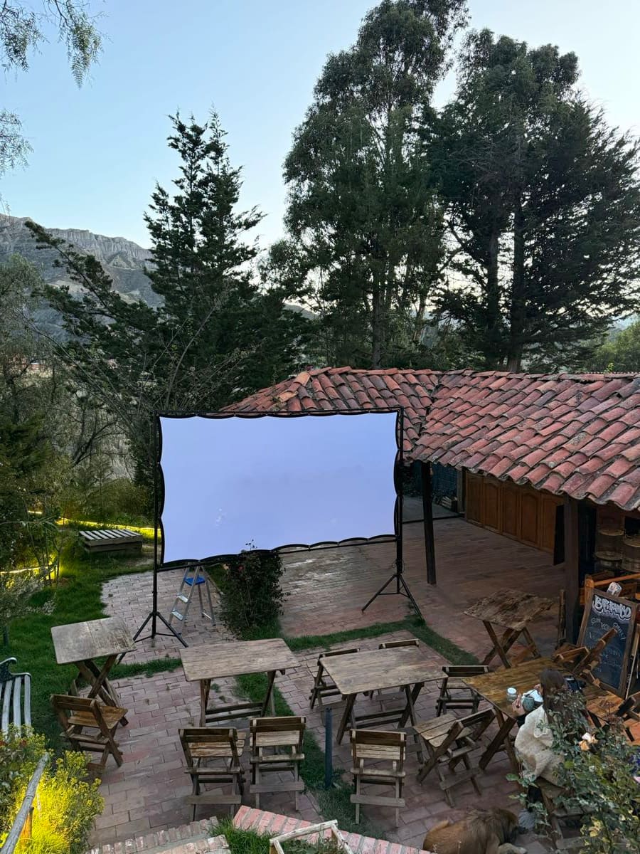La pantalla armada de día junto al parrillero.