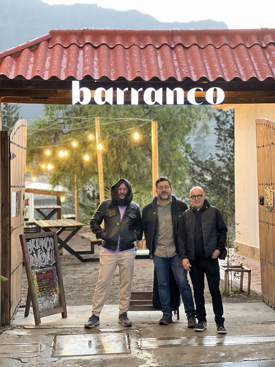 La entrada del Barranco, con el letrero y las luces colgantes.