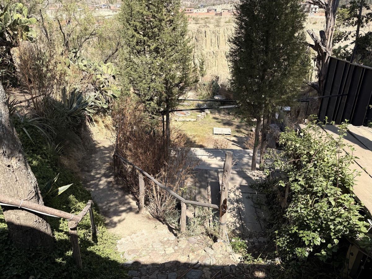 El camino con gradas que baja a la zona baja.