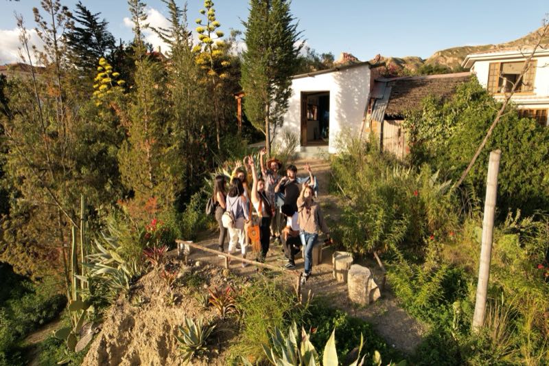 El jardín del Barranco junto a la casita blanca.