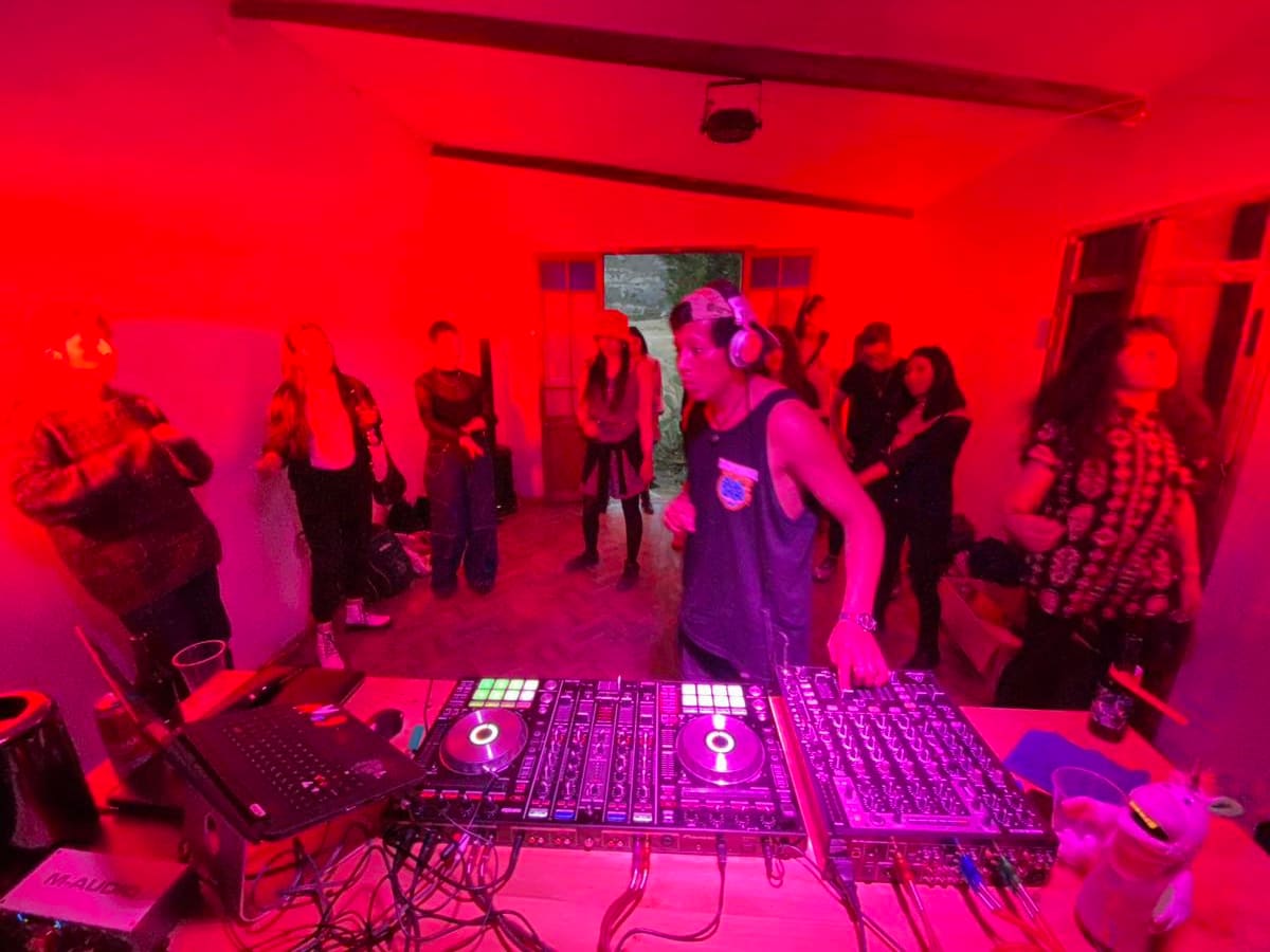 Una noche de música electrónica en la sala.