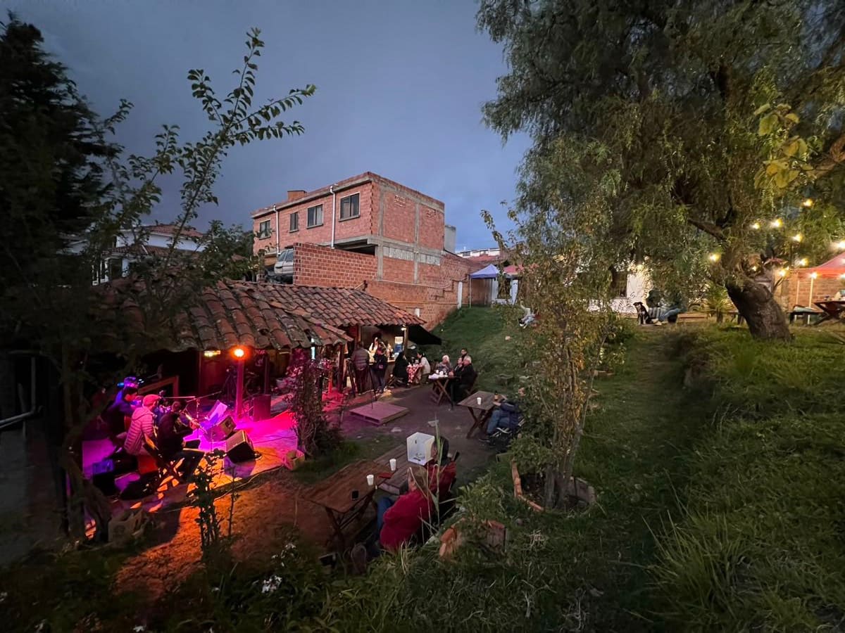 El parrillero al anochecer, con luces y público.