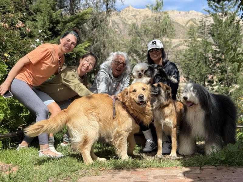Personas con sus perros en el jardín del Barranco.