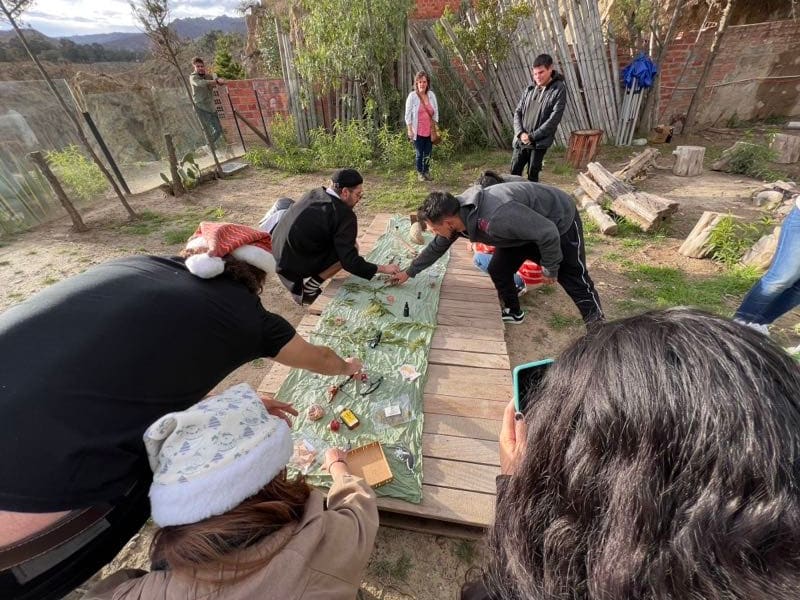 Manos trabajando en un taller en la mesa larga del jardín.