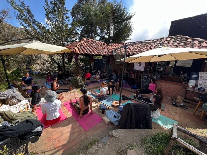 Clase de yoga en el patio del Barranco.