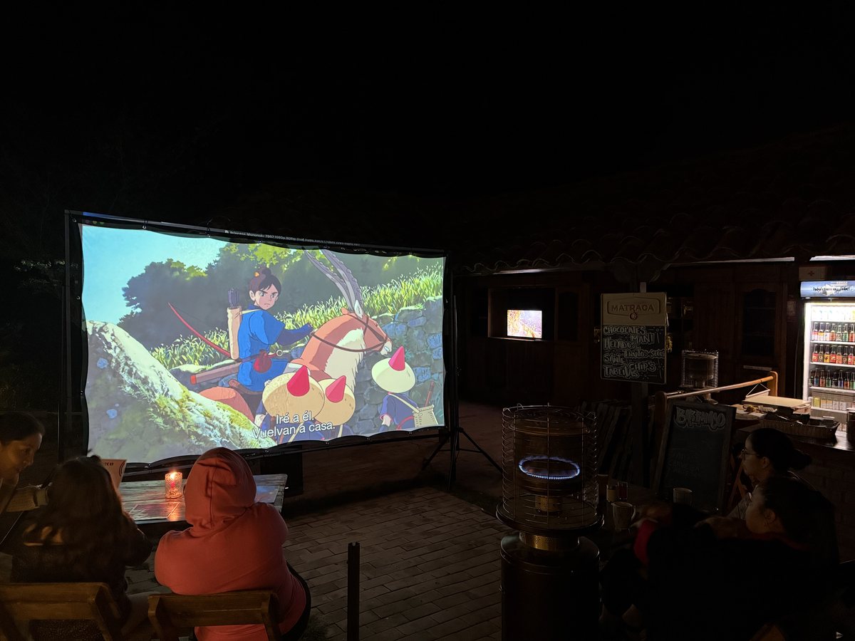 Proyección de cine con público en el Barranco.