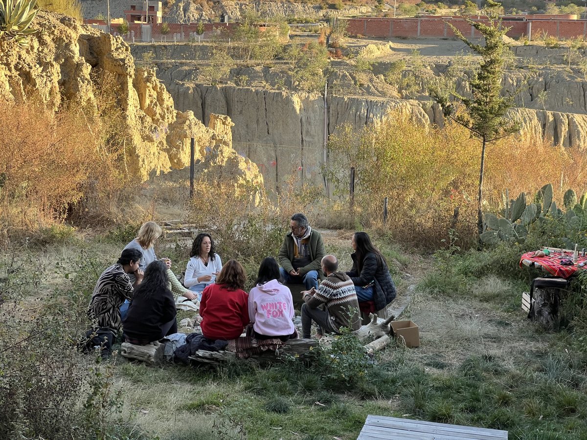 Personas reunidas en círculo en el exterior del Barranco.