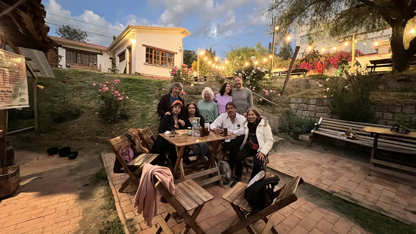 Grupo reunido en el jardín del Barranco al atardecer.